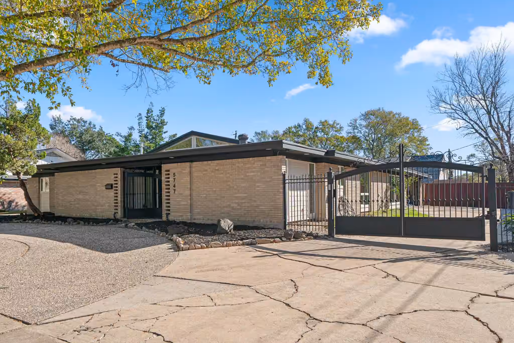 Photo 3 of 5747 Jackwood Street, Houston, TX