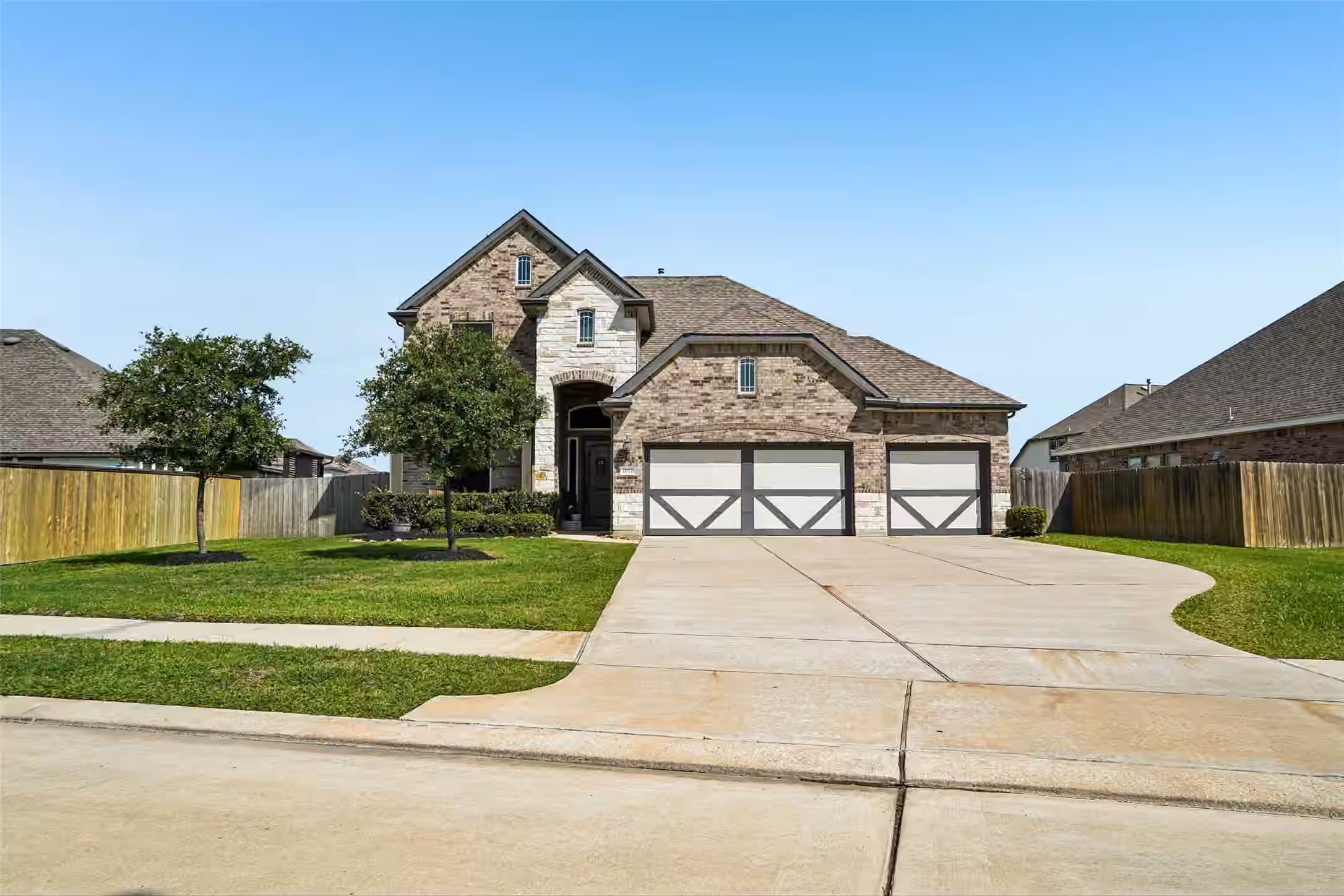 Photo of 11715 Autumn Leaf Drive, Mont Belvieu, TX 77535