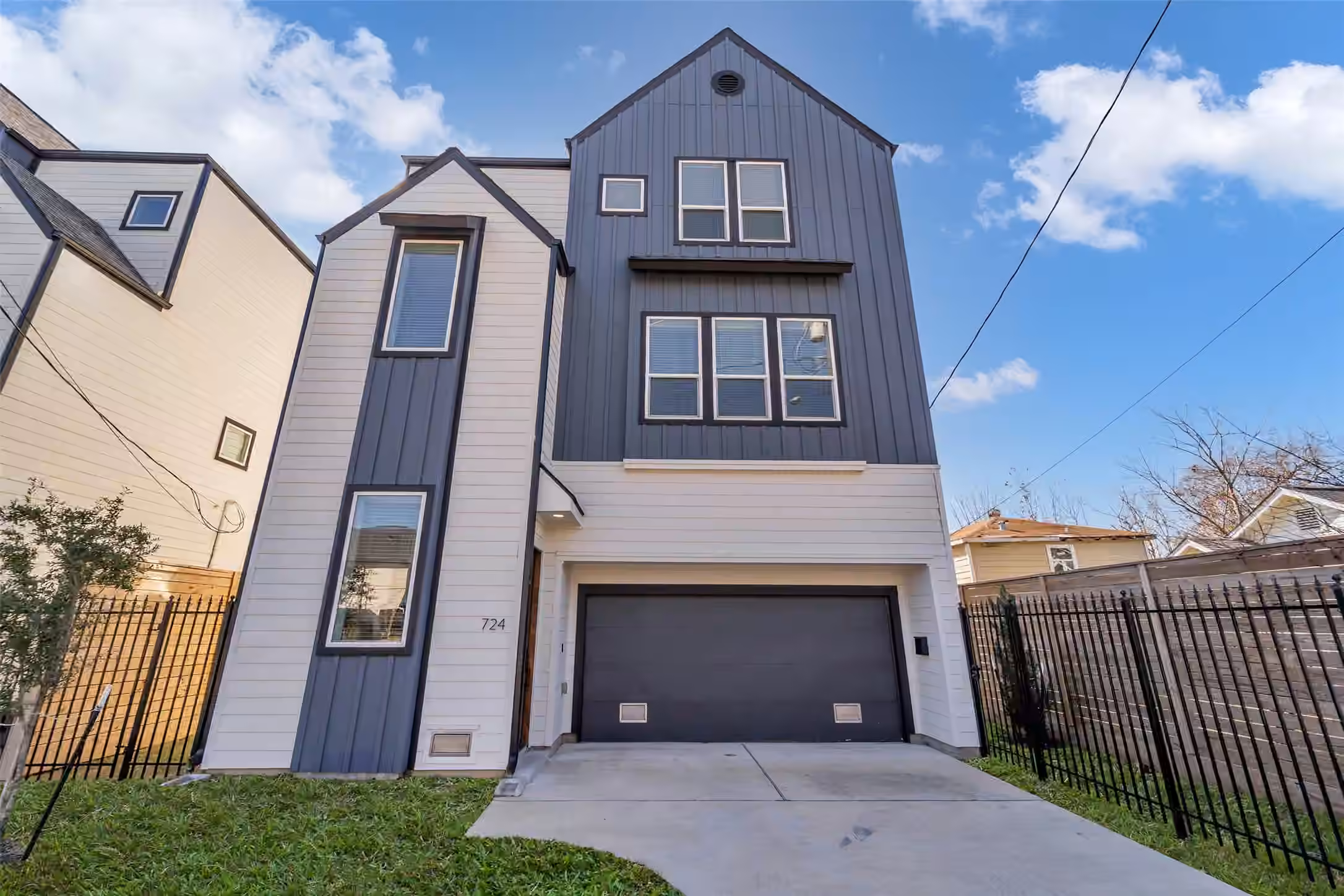 Photo 2 of 724 E 33rd Street, Houston, TX