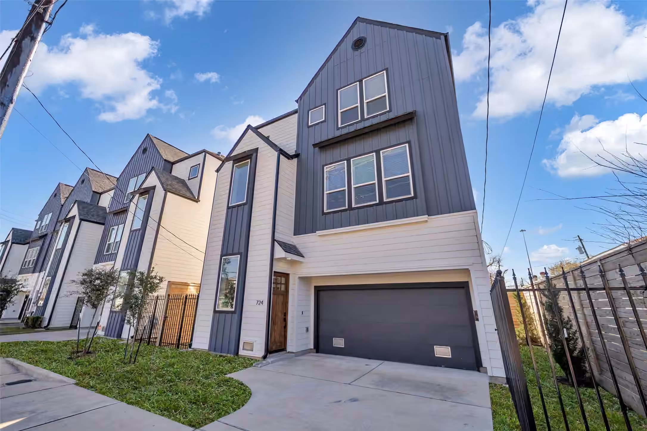 Photo 3 of 724 E 33rd Street, Houston, TX