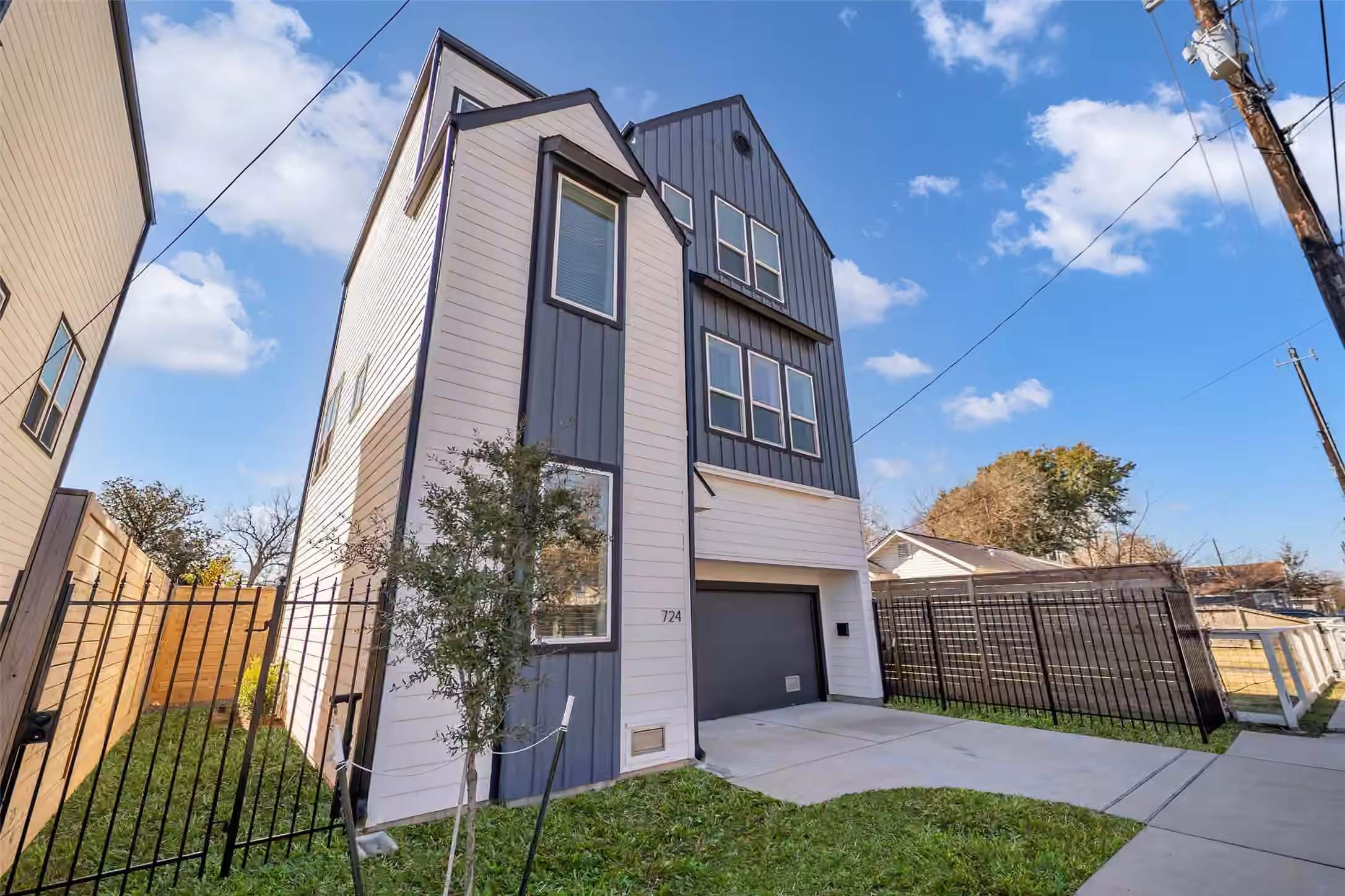Photo 4 of 724 E 33rd Street, Houston, TX