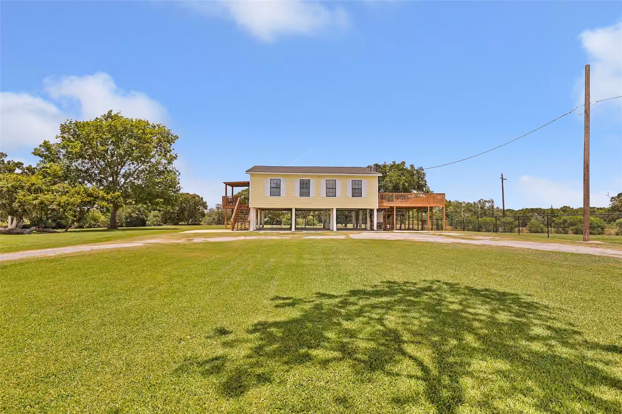 Photo of 309 Oak Island Drive, Anahuac, TX