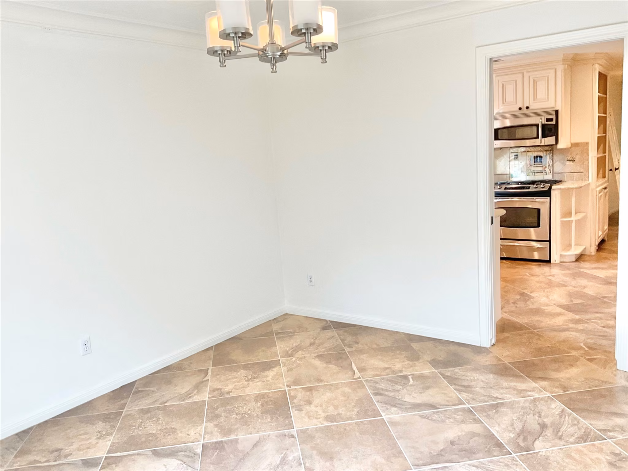 Photo 5 of 1022 Oak Leaf Street, La Porte, TX
