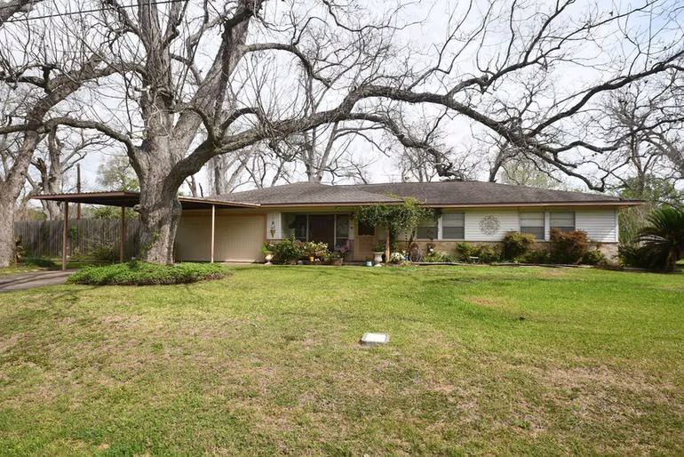 Photo 2 of 607 Riveredge Drive, Richmond, TX