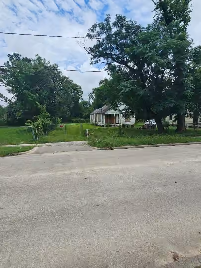 Photo 5 of 6718 Lockwood Drive, Houston, TX