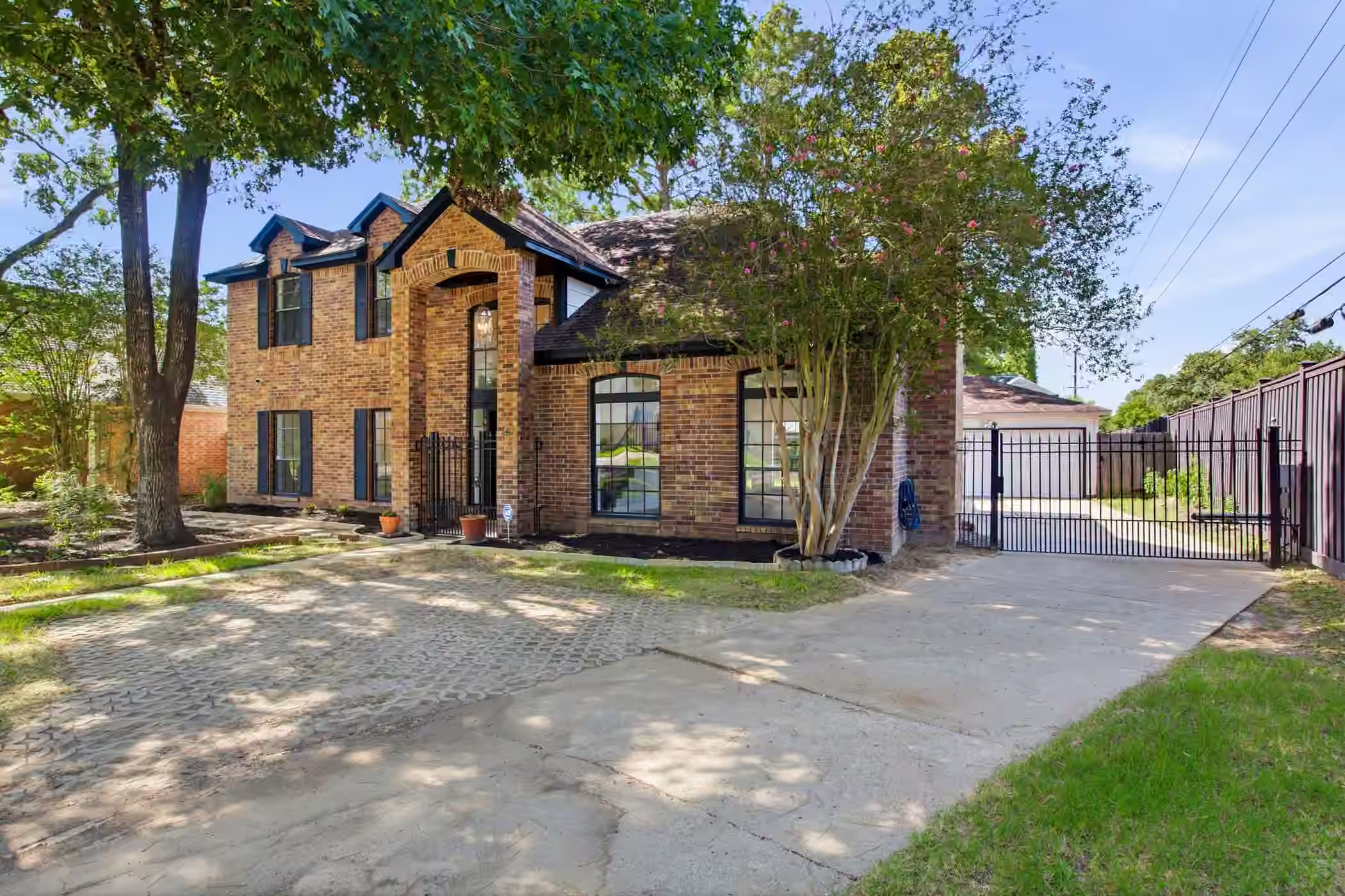 Photo 3 of 18319 Oakhampton Drive, Houston, TX