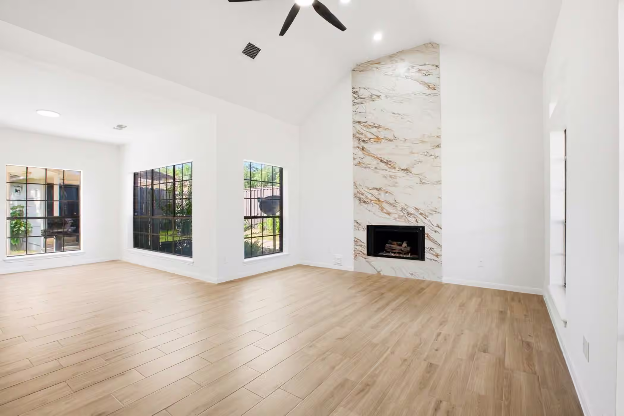 Photo 5 of 18319 Oakhampton Drive, Houston, TX