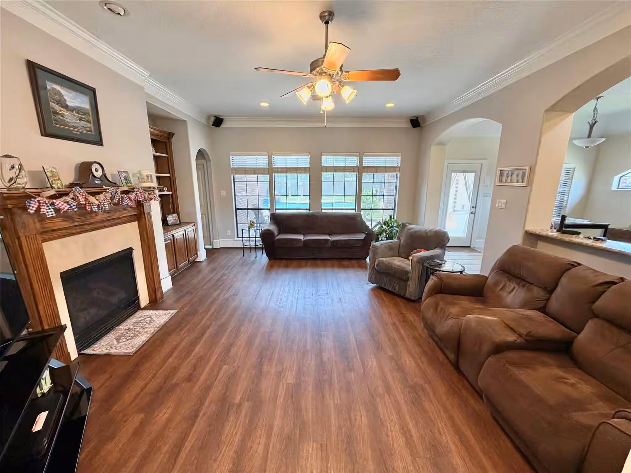 Photo 6 of 1113 Enchanted Oaks Drive, Angleton, TX