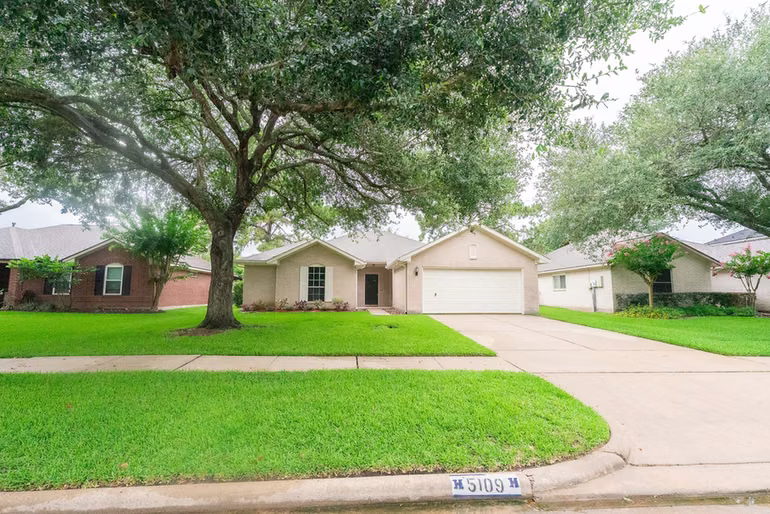 Photo 3 of 5109 Cherrywood Court, League City, TX