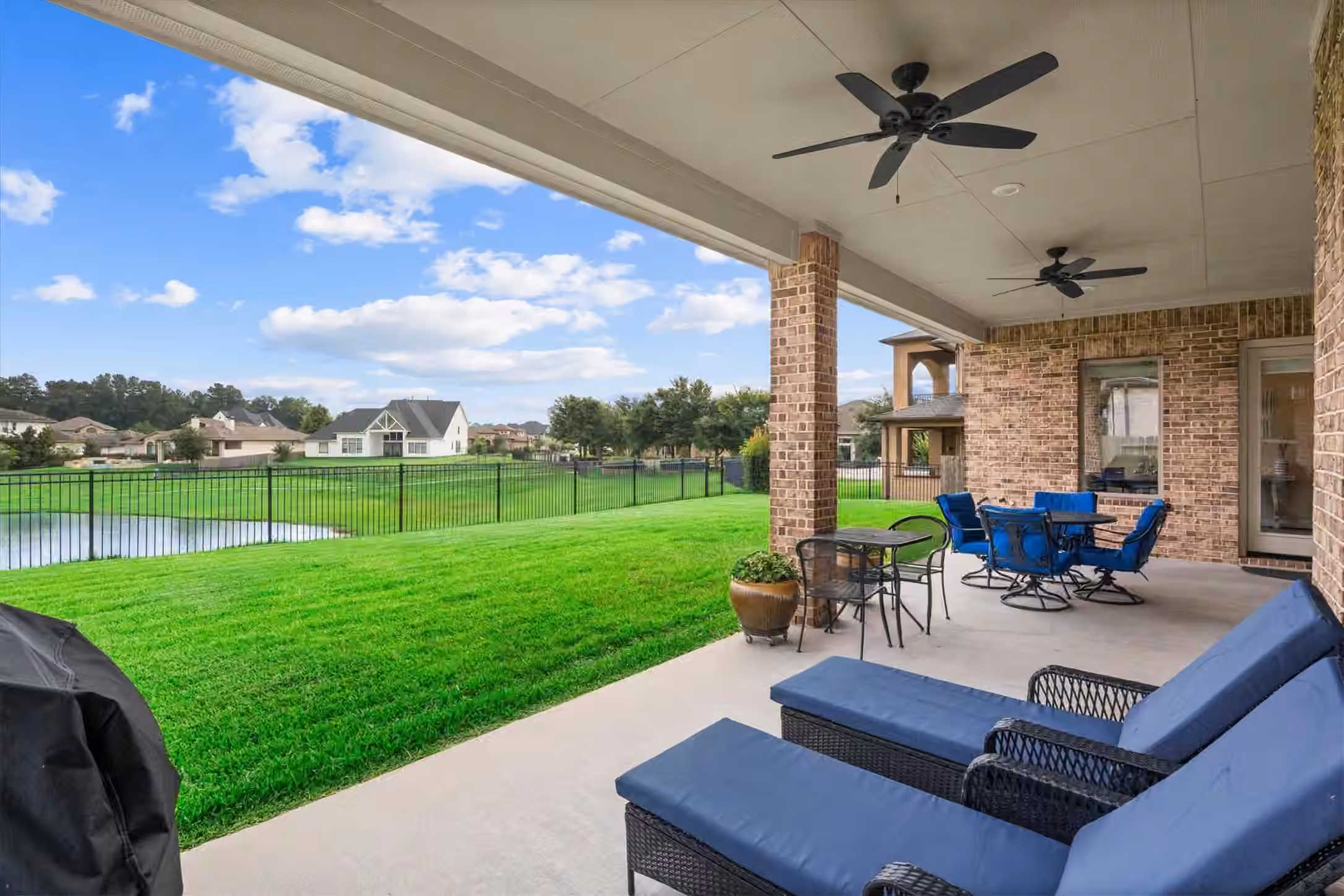 Photo 4 of 4906 Tres Lagos Drive, Spring, TX