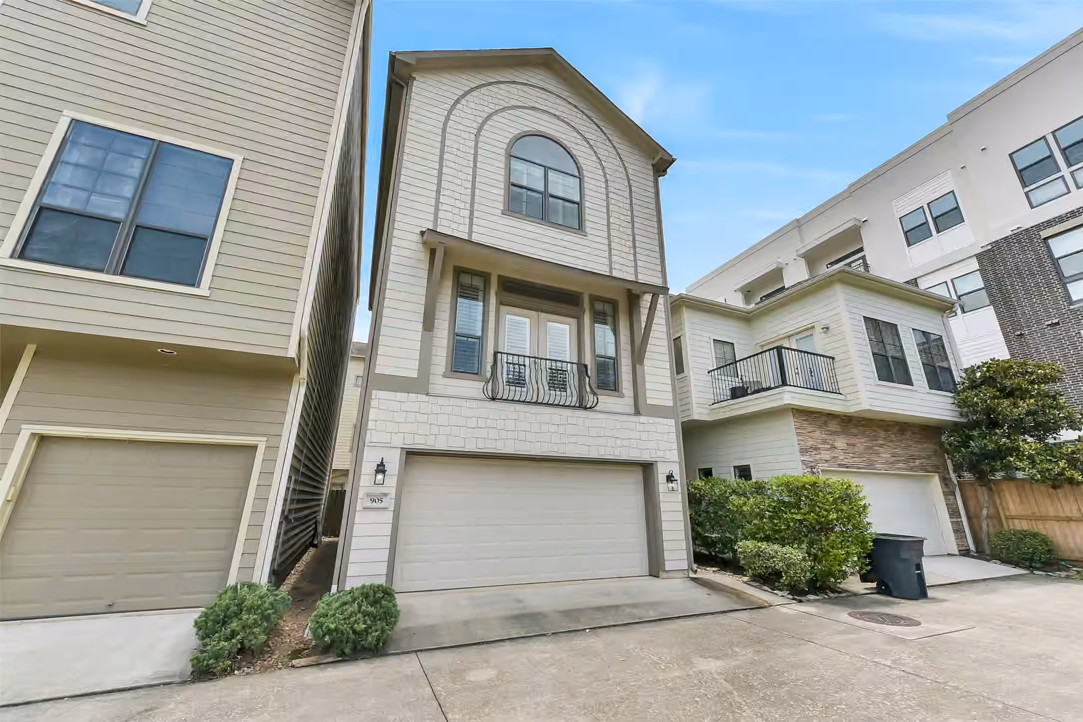 Photo of 905 Garden Oaks Trace, Houston, TX