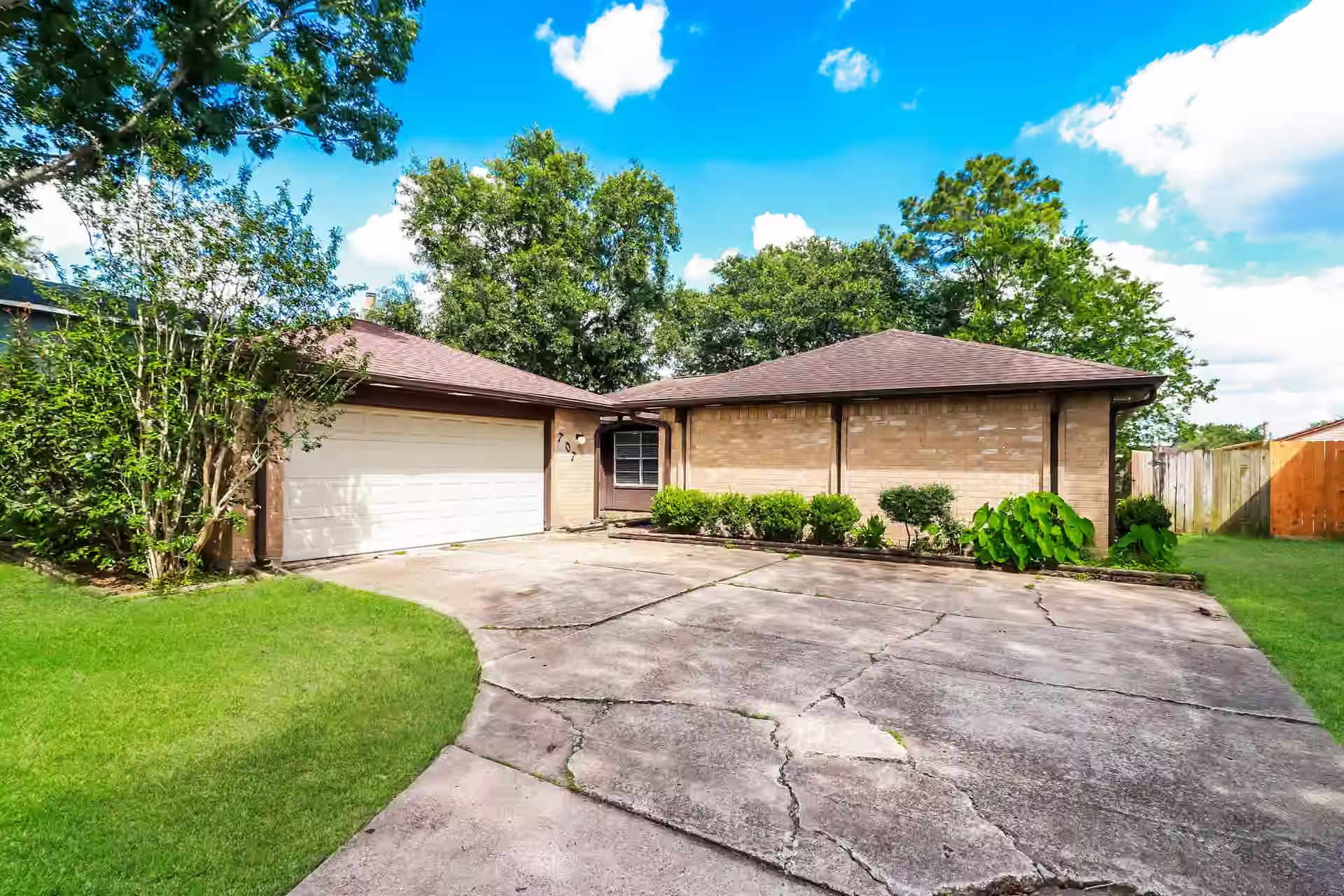 Photo of 707 Brookford Drive, Missouri City, TX