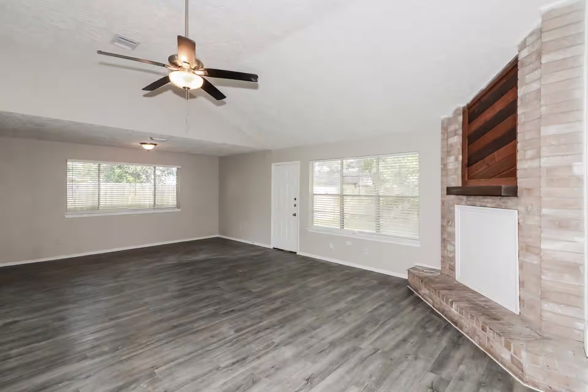 Photo 4 of 707 Brookford Drive, Missouri City, TX