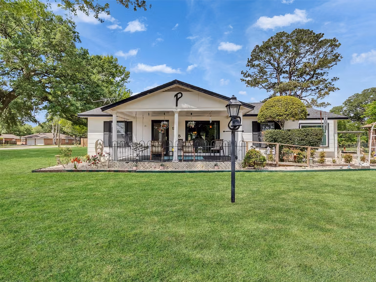 Photo 2 of 905 Bartlett Road, Katy, TX