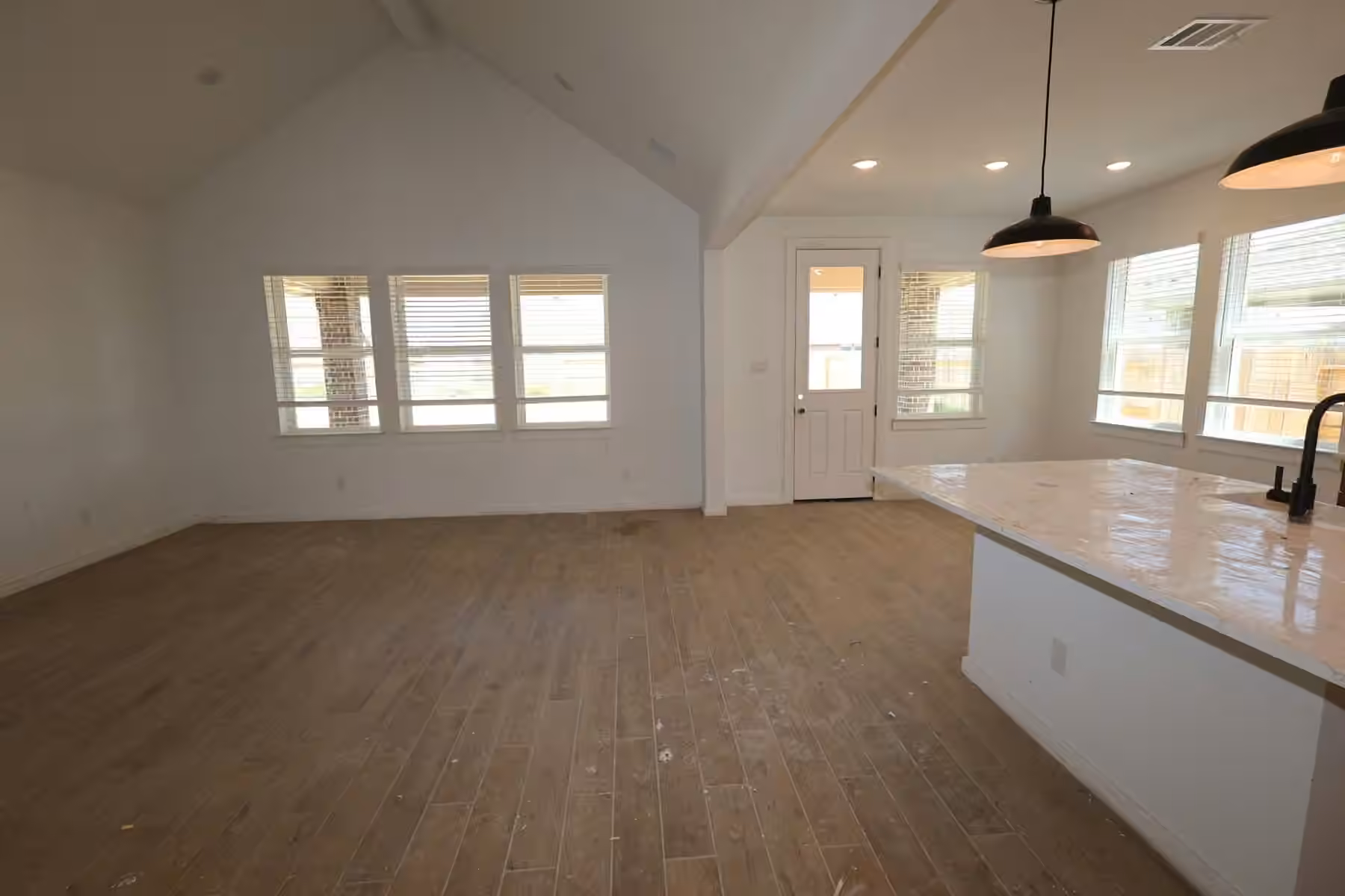Photo 4 of 12111 Upper Meadows Avenue, Mont Belvieu, TX