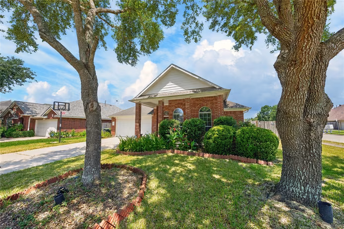 Photo 3 of 10101 Hidden Falls Drive, Pearland, TX