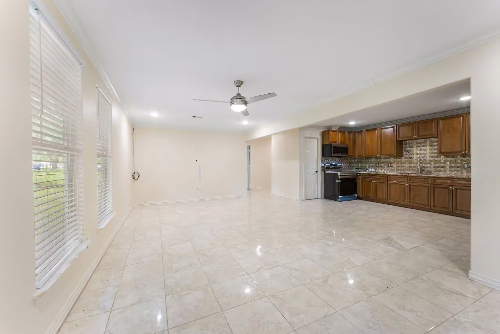 Photo 4 of 16452 Edgefield Lane, Conroe, TX