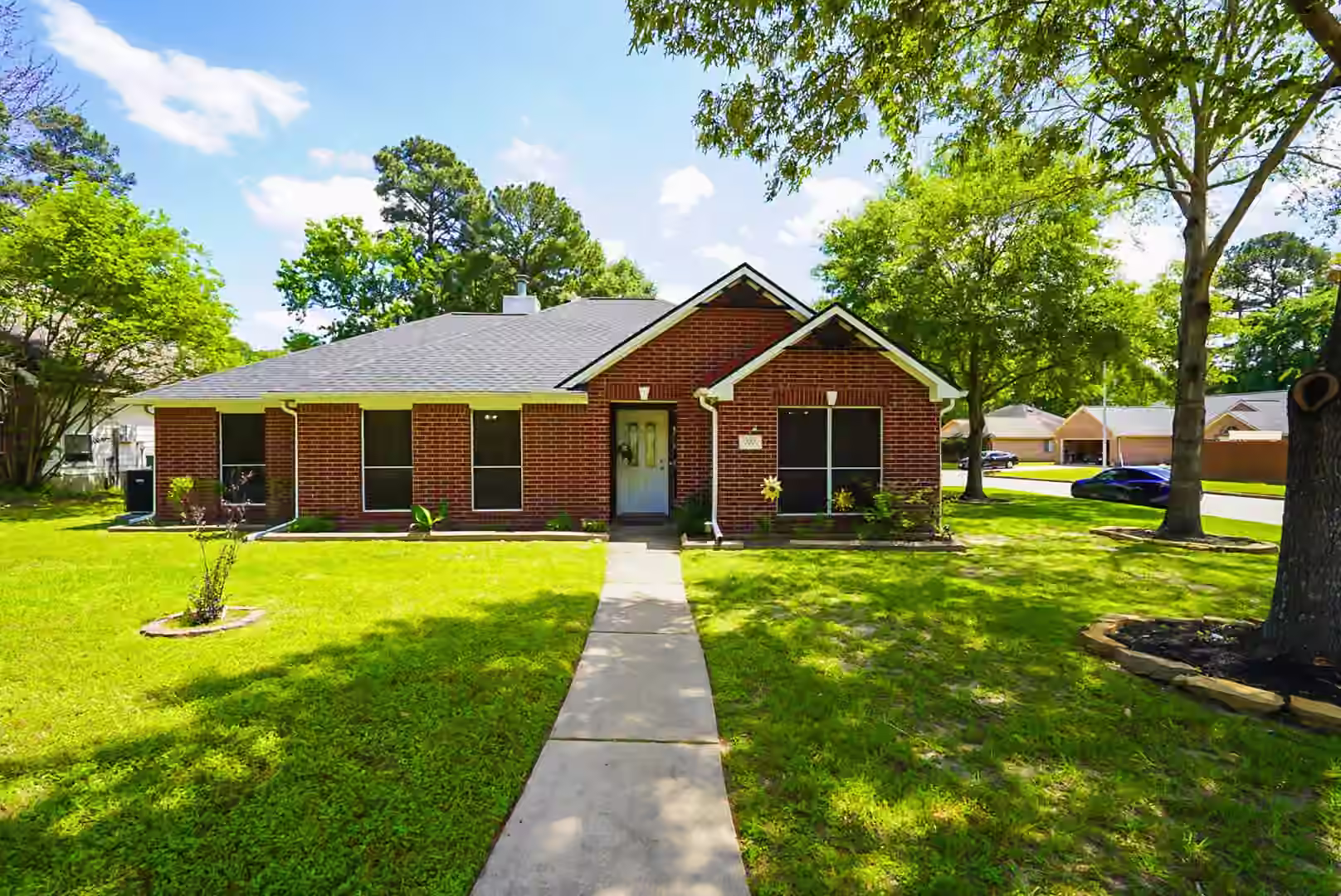 Photo 2 of 200 Canterbury Drive, Conroe, TX