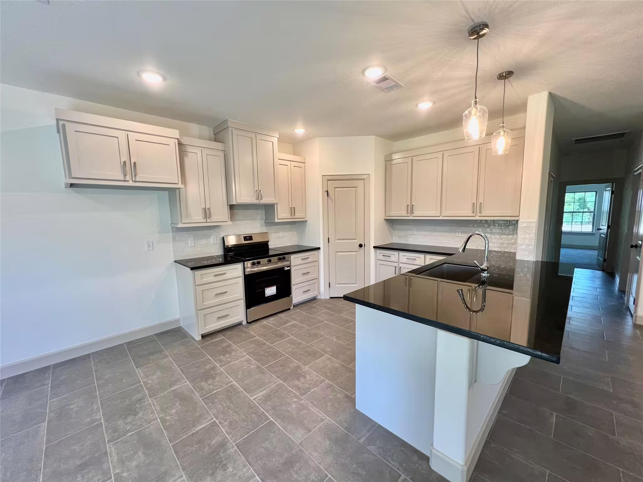 Photo 4 of 1003 S Anderson Street, Angleton, TX