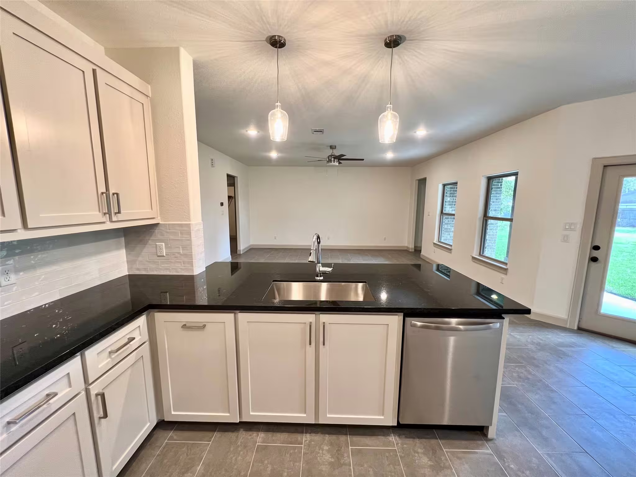Photo 5 of 1003 S Anderson Street, Angleton, TX