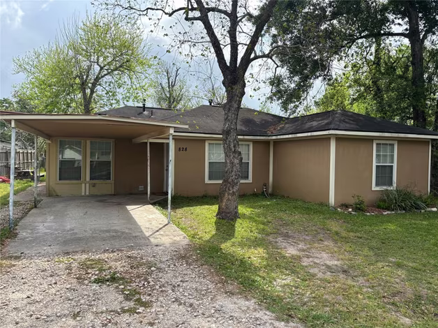 Photo of 828 N Chenango Street, Angleton, TX