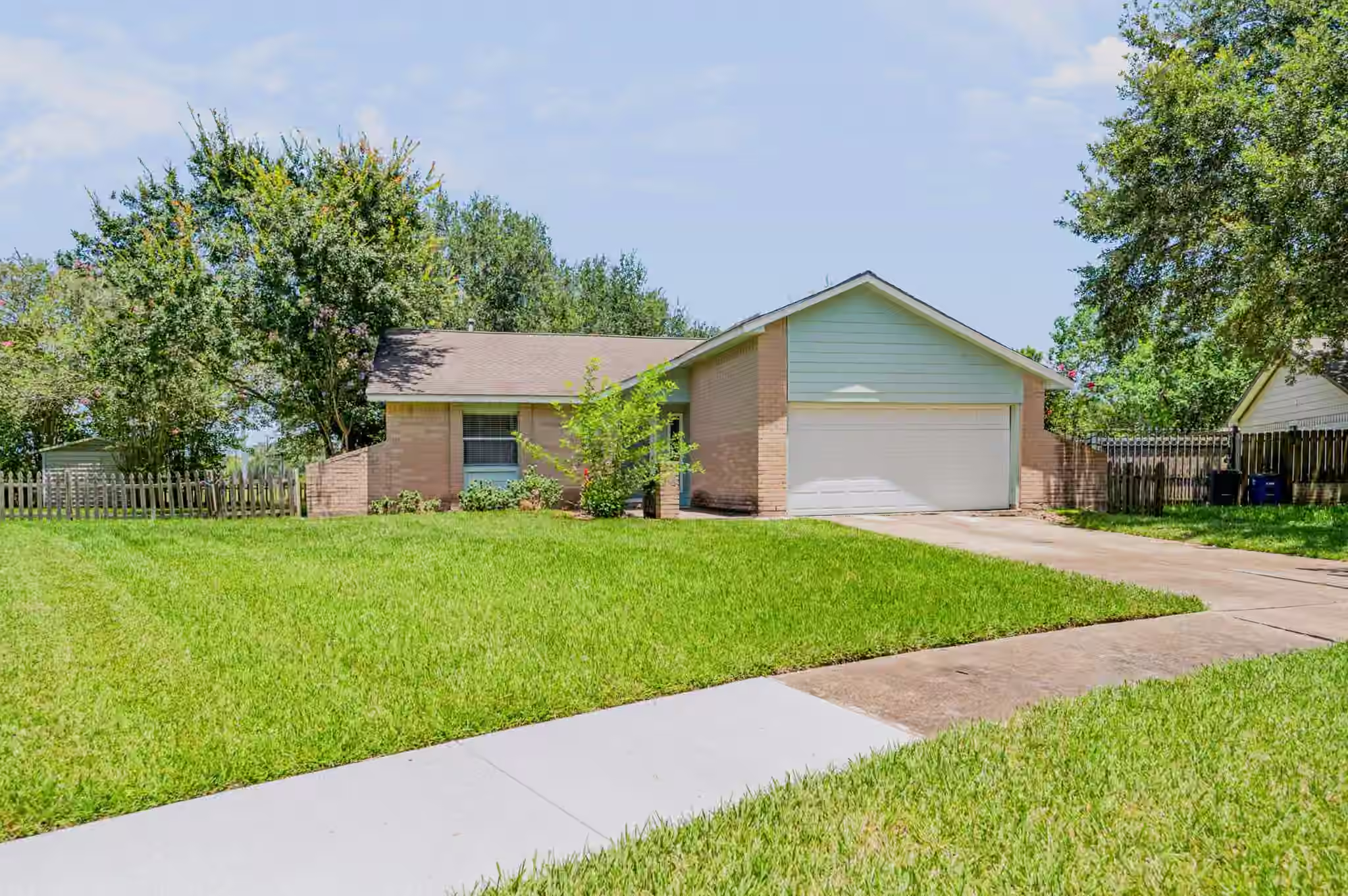 Photo 2 of 2508 Knoxville Drive, League City, TX