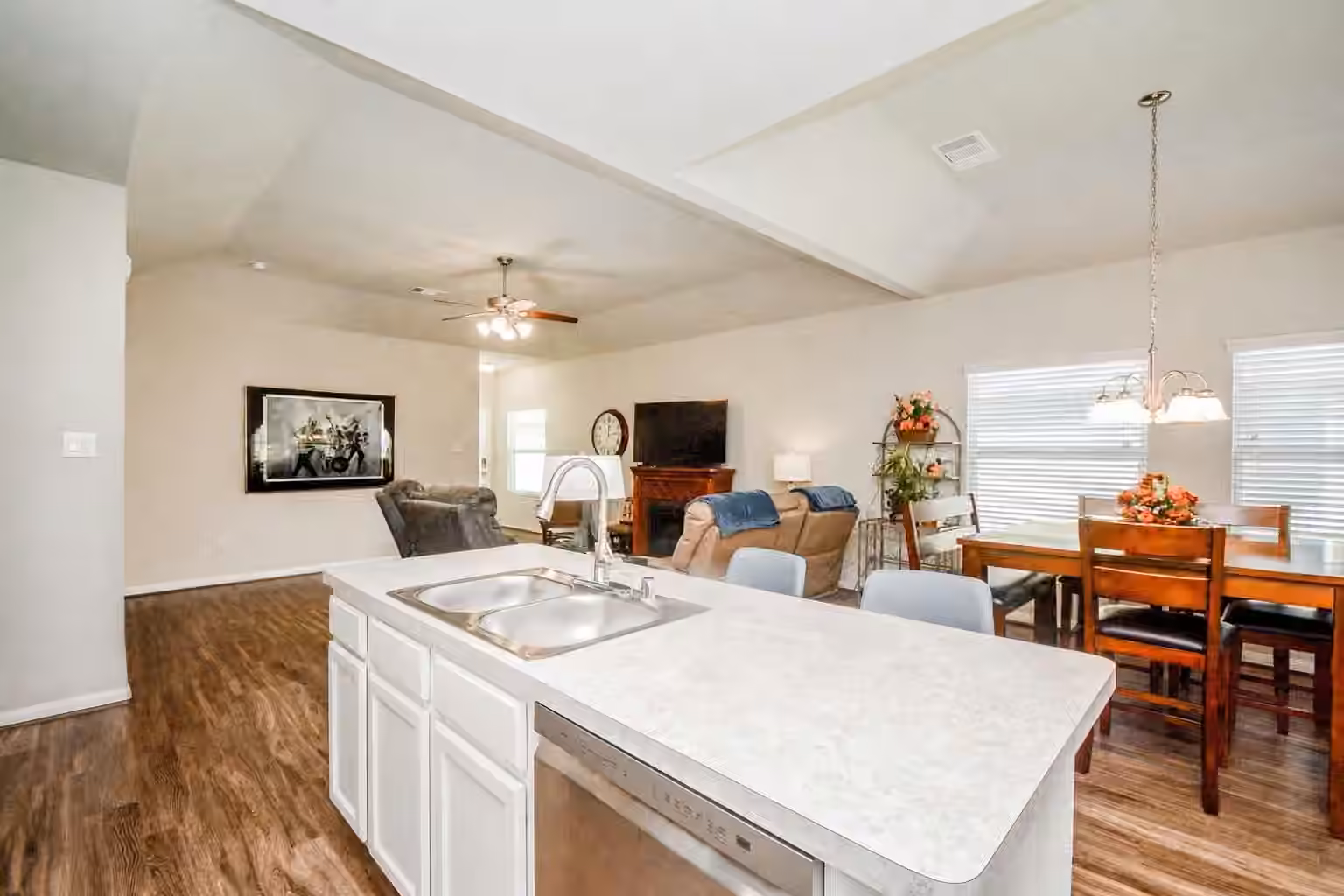 Photo 5 of 805 Willow Avenue, Cleveland, TX