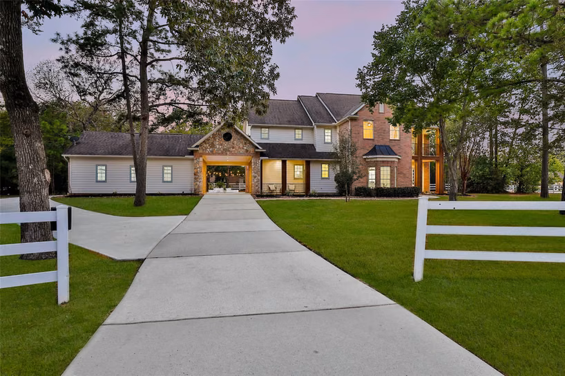 Photo 2 of 33319 White Oak Court, Magnolia, TX