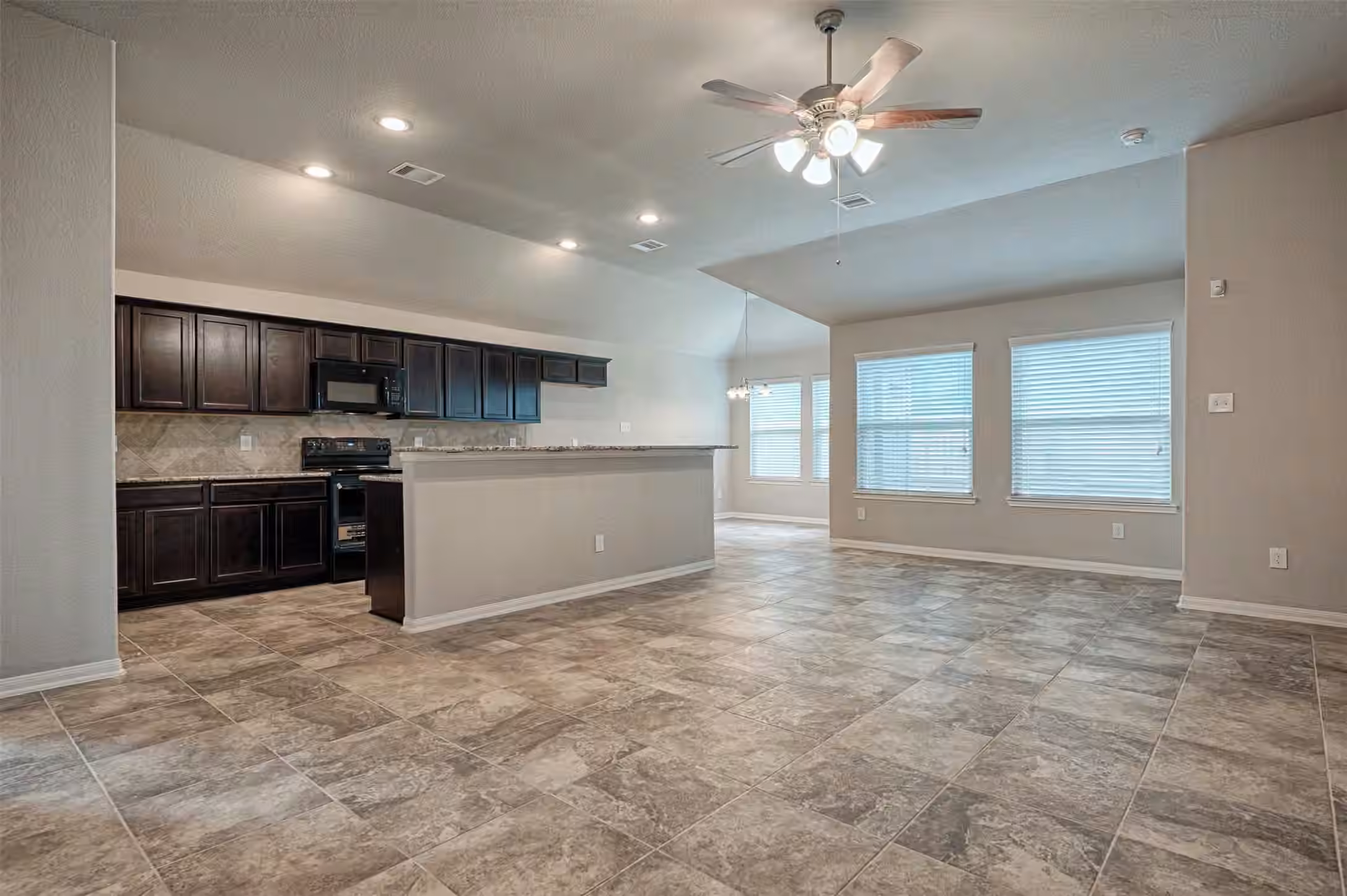 Photo 4 of 12443 Lake Conroe Hills Drive, Willis, TX