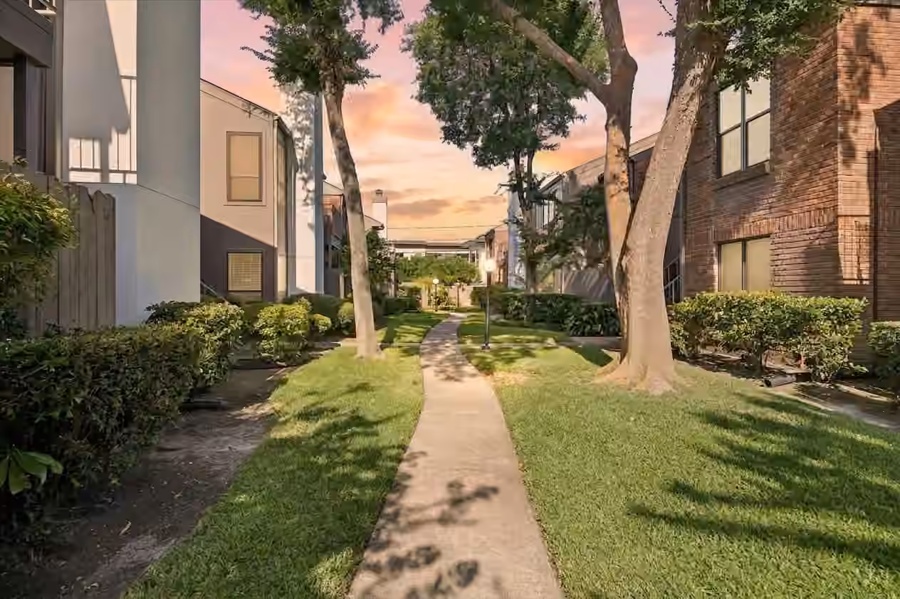 Photo 2 of 1201 Bering Drive 45, Houston, TX