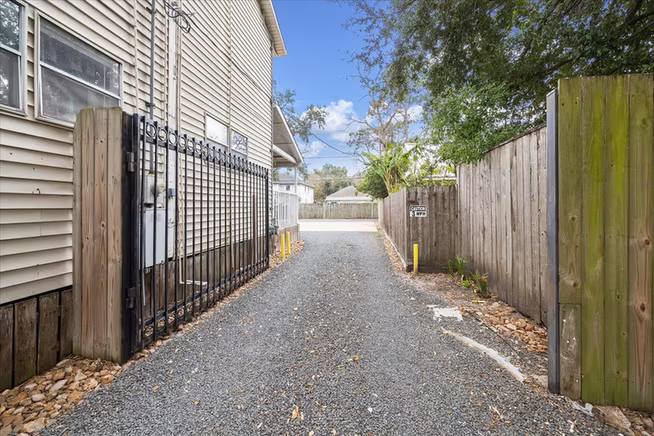 Photo 4 of 240 W 23rd Street, Houston, TX