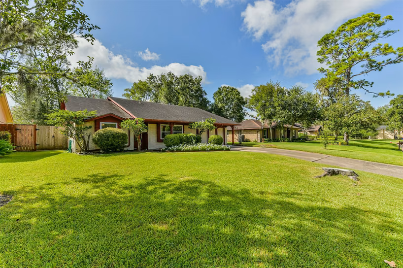 Photo 3 of 5111 Regal Pine Way, Friendswood, TX