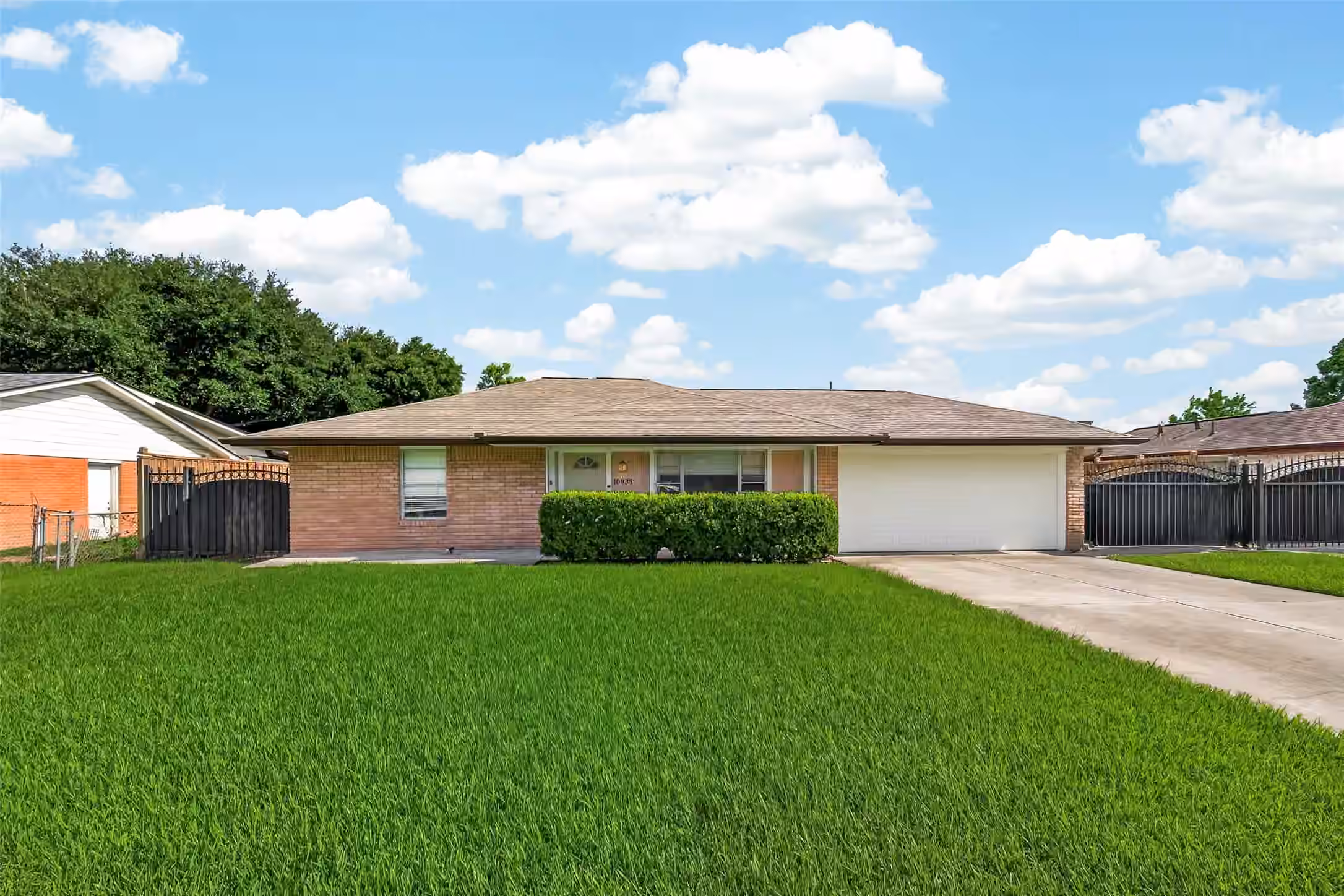 Photo 3 of 10935 Timberoak Drive, Houston, TX
