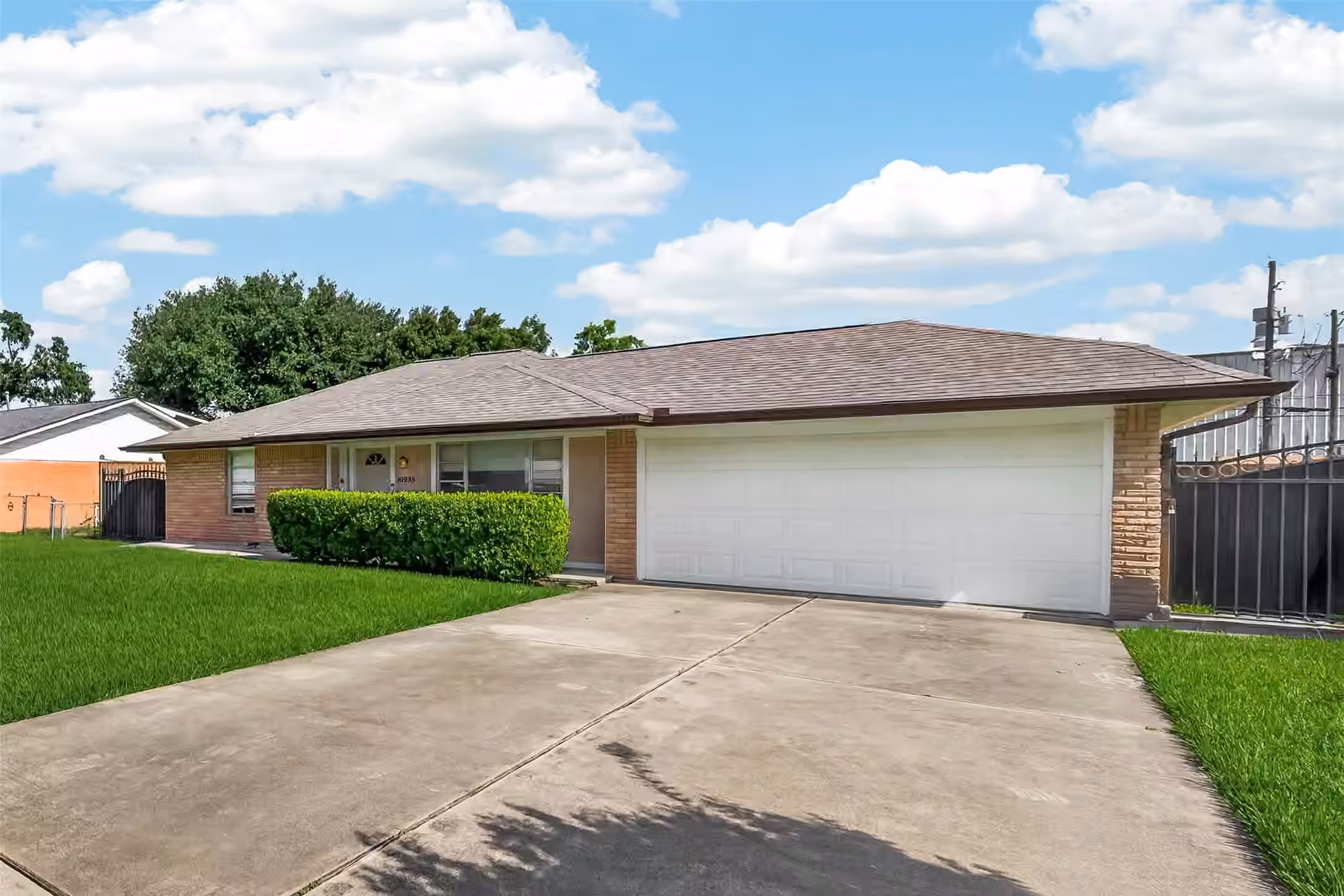 Photo 4 of 10935 Timberoak Drive, Houston, TX