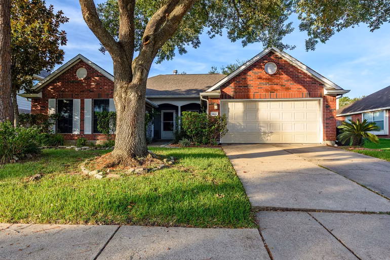 Photo 4 of 1819 Castle Oaks Drive, Pearland, TX
