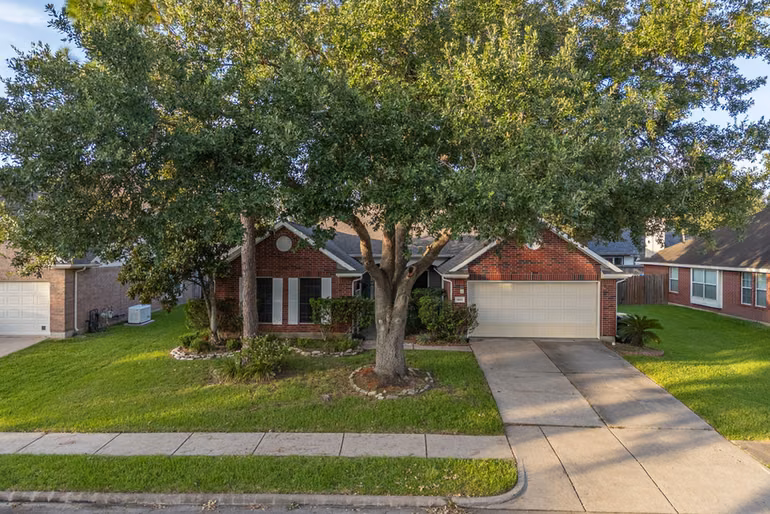 Photo 5 of 1819 Castle Oaks Drive, Pearland, TX