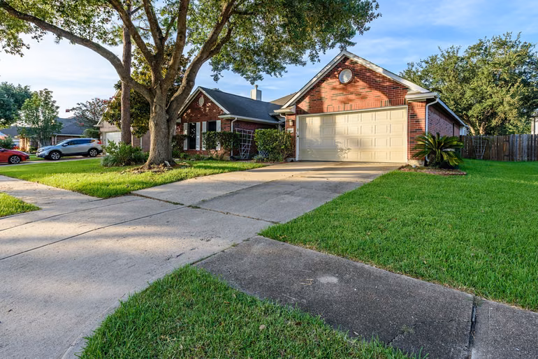 Photo 6 of 1819 Castle Oaks Drive, Pearland, TX