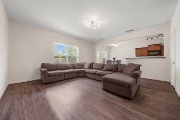Photo 3 of 1327 Diamond Drape Drive, Rosharon, TX