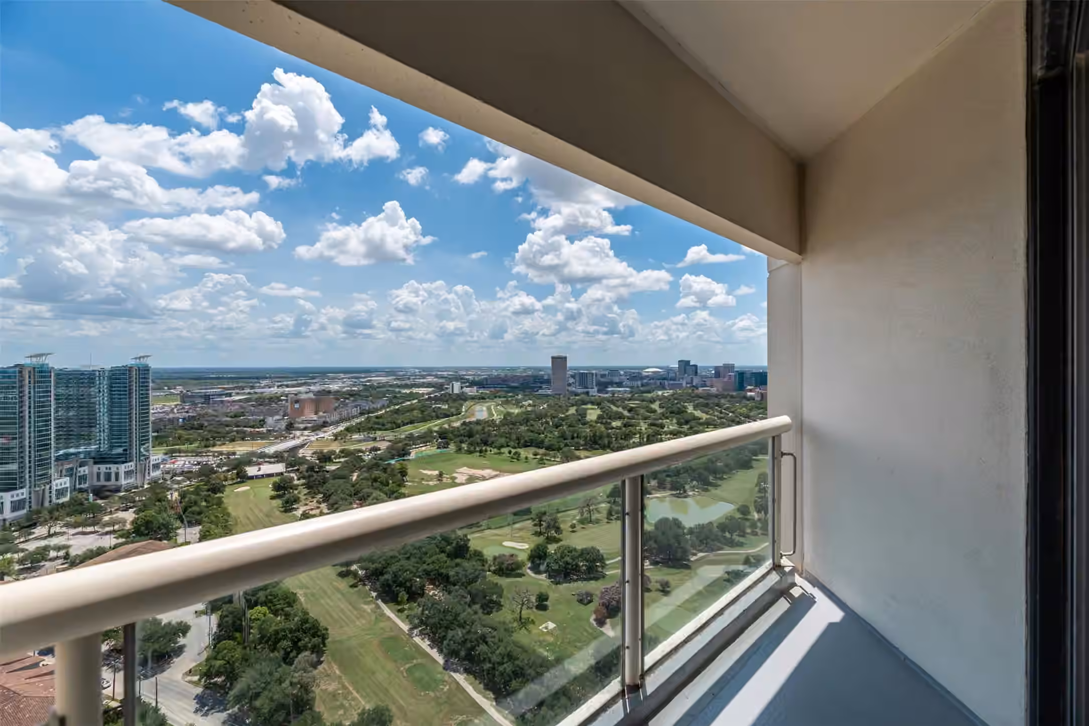 Photo 6 of 1701 Hermann Drive 34L, Houston, TX