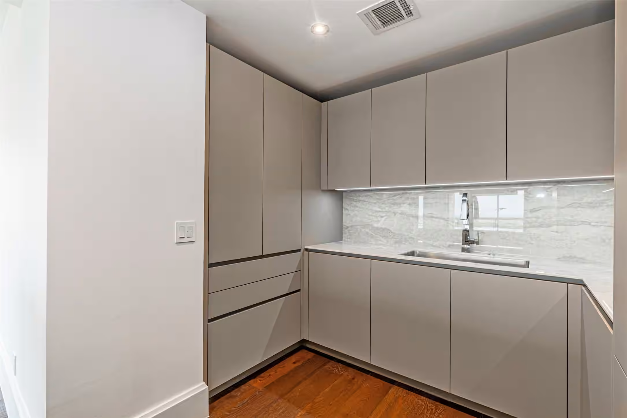 Photo 7 of 1701 Hermann Drive 34L, Houston, TX