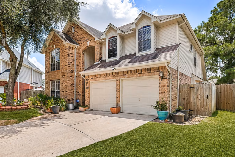 Photo 3 of 9046 Fairbloom Lane, Houston, TX