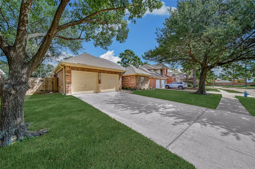 Photo 2 of 16014 Brittany Knoll Drive, Houston, TX