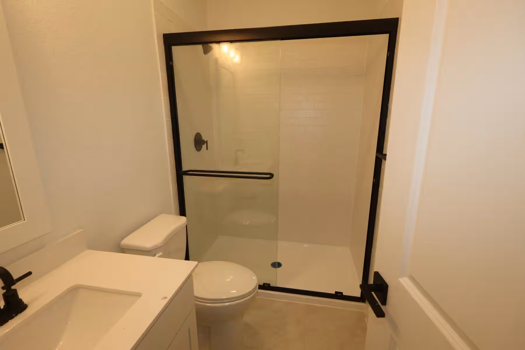 Photo 5 of 7922 Jade Crest Drive, Angleton, TX