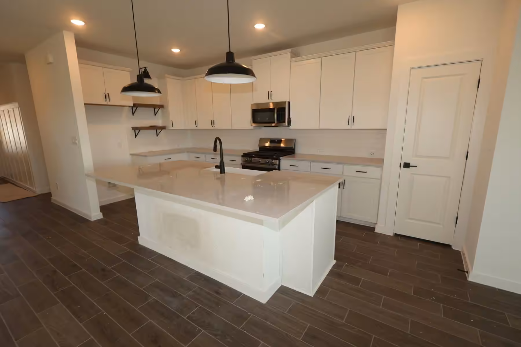 Photo 6 of 7922 Jade Crest Drive, Angleton, TX