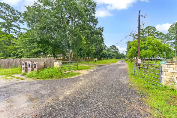 Photo 2 of 19757 Dorris Drive, Magnolia, TX