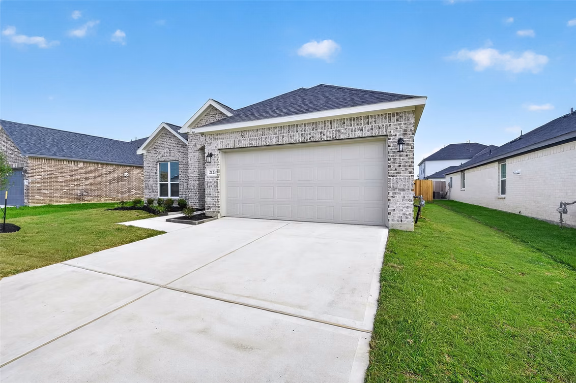 Photo 3 of 2123 Spring Hollow Drive, Baytown, TX