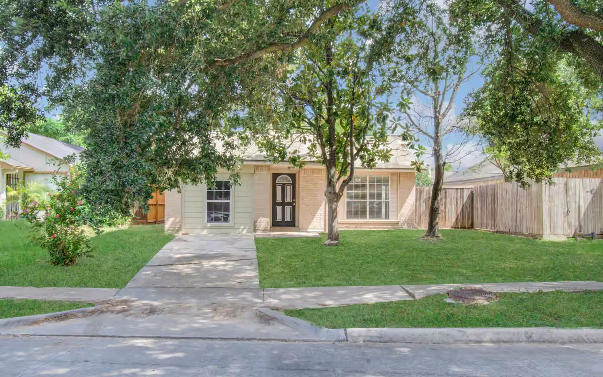 Photo 2 of 3626 Suttonford Drive, Houston, TX