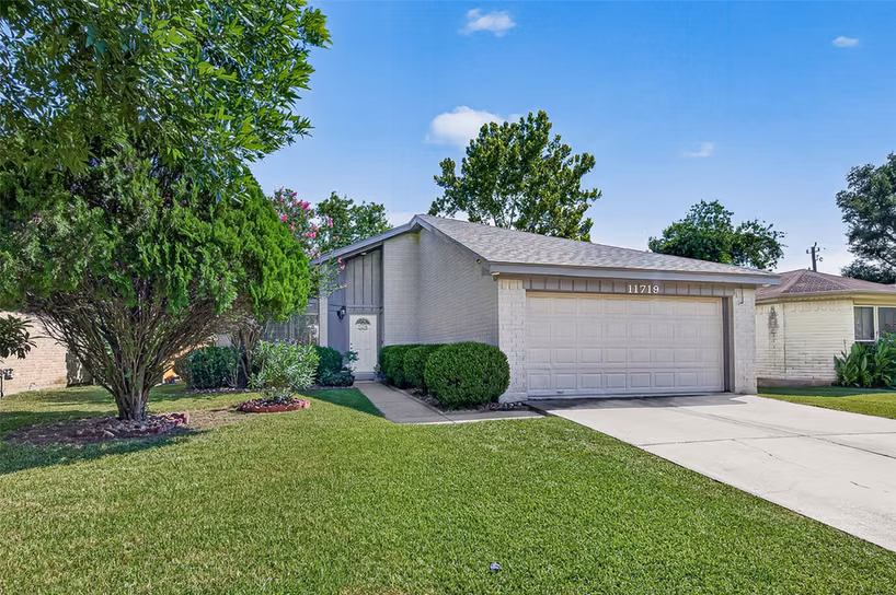 Photo 3 of 11719 Acadian Drive, Houston, TX