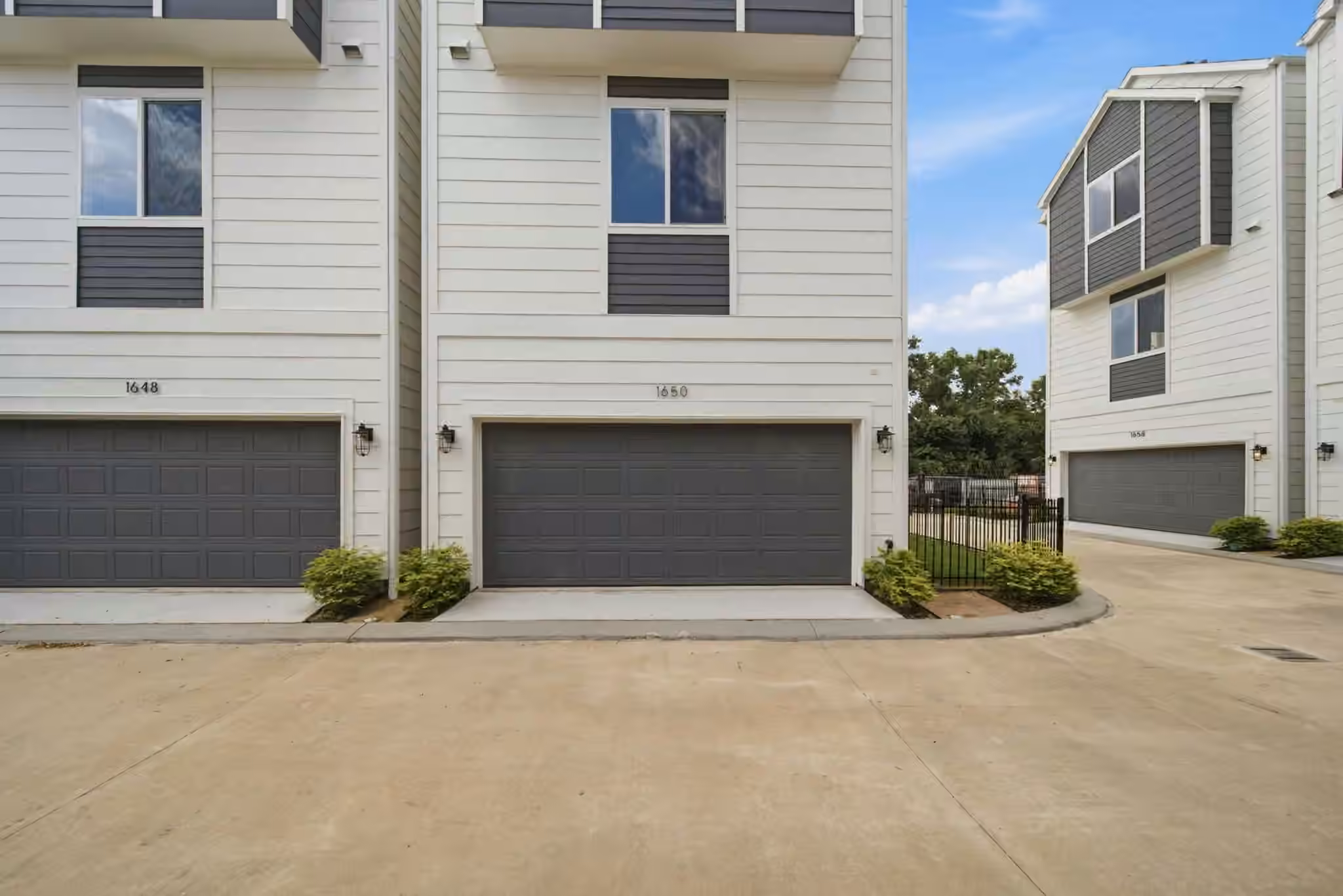 Photo 2 of 1650 W Tidwell Road, Houston, TX