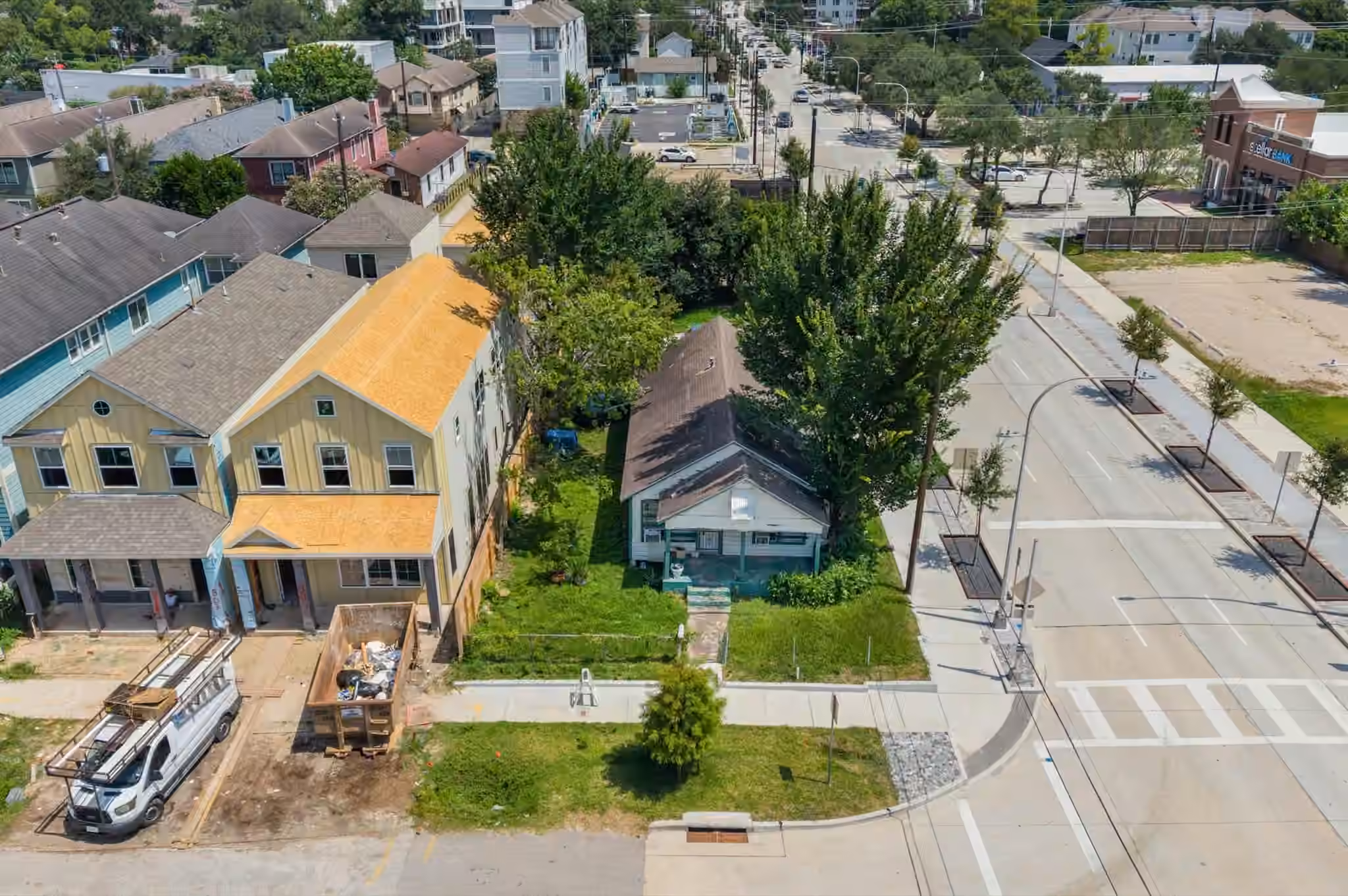Photo 3 of 801 W 22nd Street, Houston, TX
